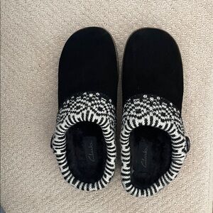 Clarks leather indoor outdoor Women's Black Slippers fleece lined